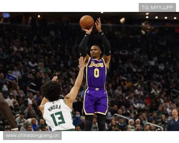 威斯布鲁克突破回合转向挡拆，较巅峰效率明显下滑